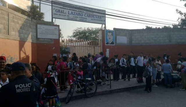 Reinstalan a directora de primaria de Xoxocotla rechazada por padres de familia