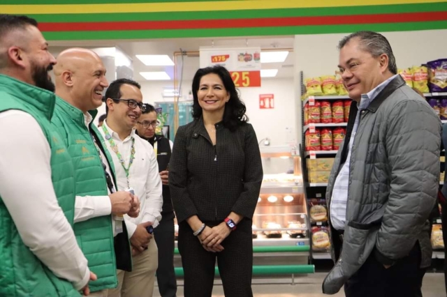 Presiden titular de SDEyT y edil de Jiutepec inauguración de tienda de autoservicio