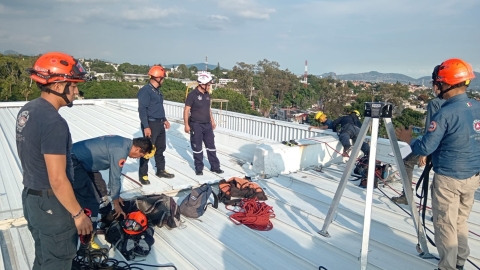 Acudió personal de CEPCM al rescate en alturas de una persona en colonia Lomas de la Selva