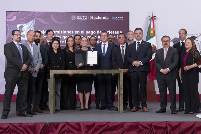 Sheinbaum firma acuerdo para reducir comisiones en pagos de gasolina con tarjeta