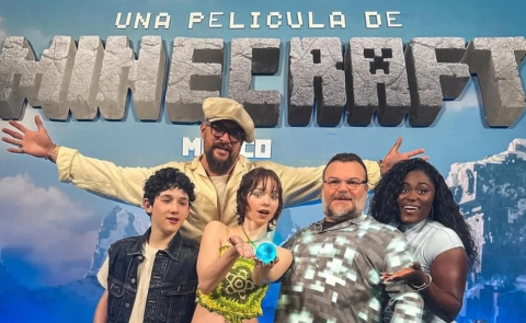 Jack Black y Jason Momoa desatan la euforia en la premier de Minecraft en México