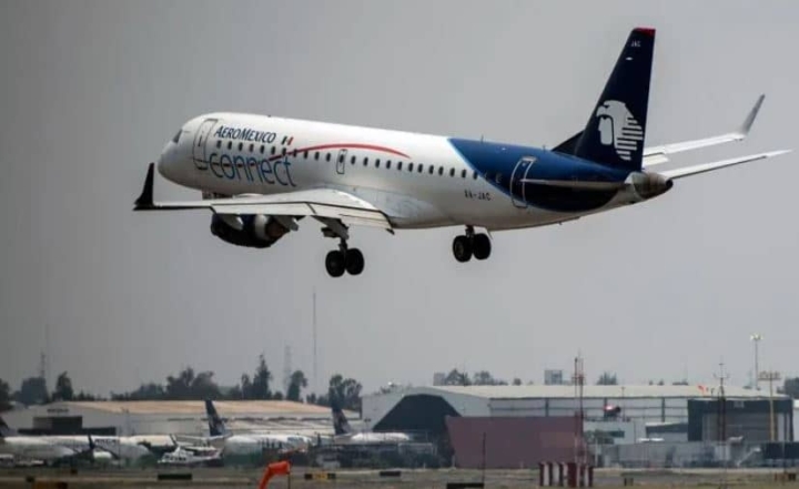 Piloto de avión canta canción de cuna a pasajeros.