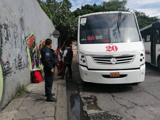 Asaltan a pasajeros y operador de una ruta 20, en Lomas de la Selva