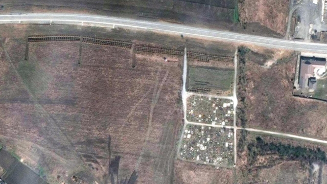 Más de mil 500 nuevas tumbas son halladas cerca de Mariúpol