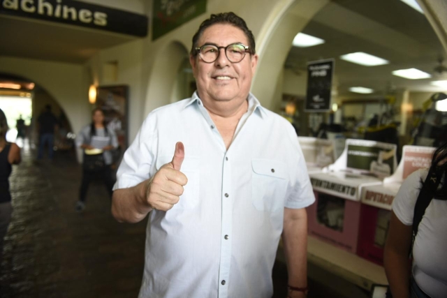 Víctor Mercado acude a emitir su voto en la casilla instalada en el fraccionamiento Tabachines