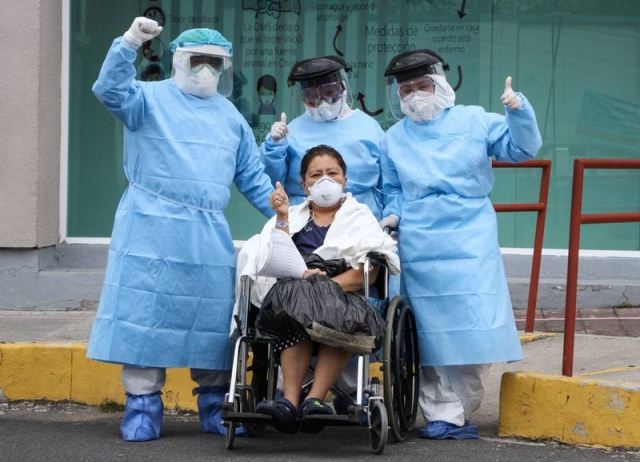 Personal médico que enfrentó pandemia de COVID-19 tendrá plazas, promete AMLO