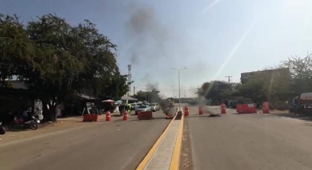 Pese al bloqueo de la carretera Alpuyeca-Jojutla, los inconformes no obtuvieron respuesta.