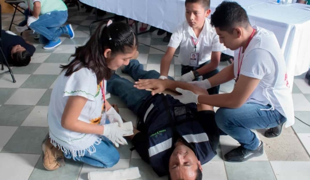 Ofrecen taller de primeros auxilios a alumnos de primaria en Mazatepec