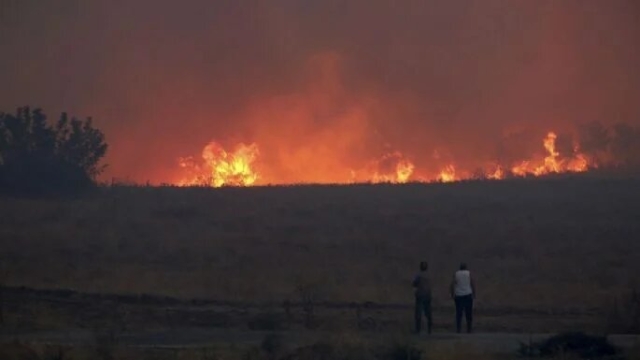 Evacuan varias aldeas en Grecia por incendios forestales