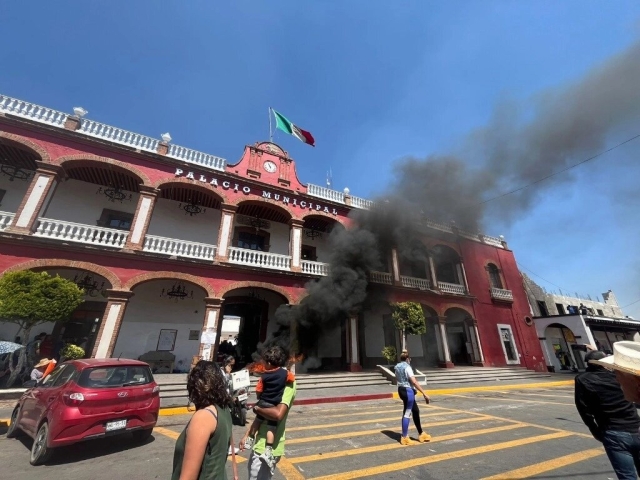 Vecinos de Otumba protestan por falta de apoyo ante incendio