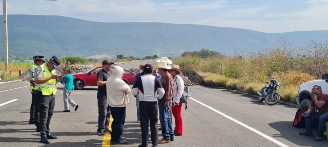 Ejidatarios del sur cierran la circulación en la autopista Siglo XXI