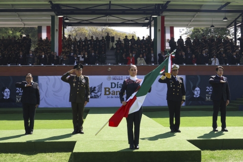 Sheinbaum encabeza ceremonia por el D&iacute;a de la Bandera en Campo Marte