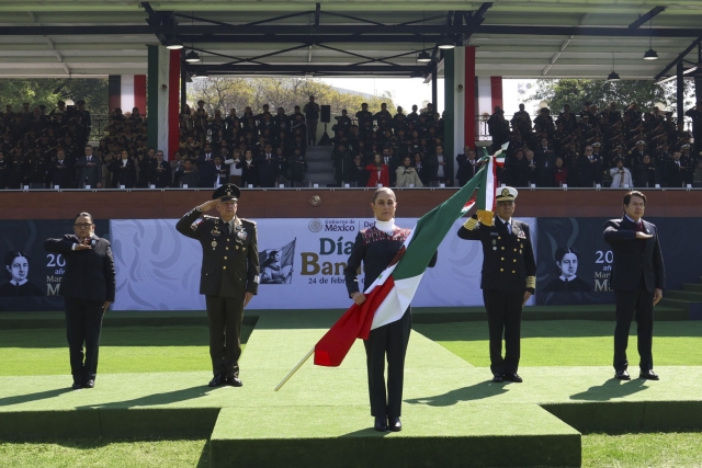 Sheinbaum encabeza ceremonia por el D&iacute;a de la Bandera en Campo Marte
