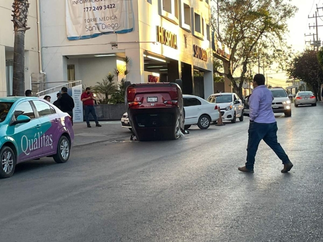 El automovilista que se accidentó en la avenida San Diego no recibió atención médica debido a que no llegó ninguna ambulancia.