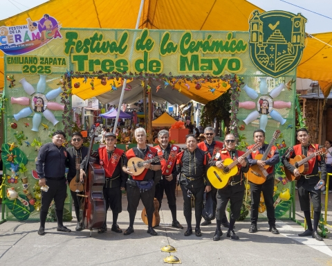 Se vive espectacular callejoneada de rondallas en la colonia Tres de Mayo