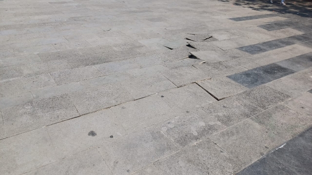 Levantamiento del suelo en un área de la plaza de armas de Cuernavaca