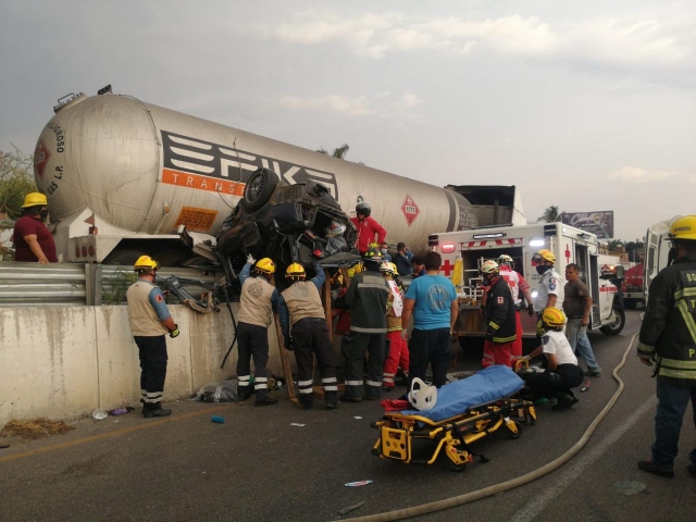 Informa CEPCM sobre accidente vehicular en distribuidor vial Palmira