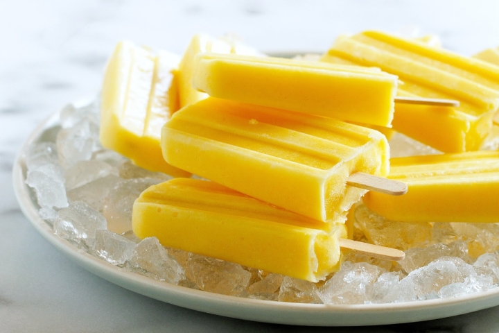 Olvídate del calor con estas exquisitas paletas heladas de yogurt con mango