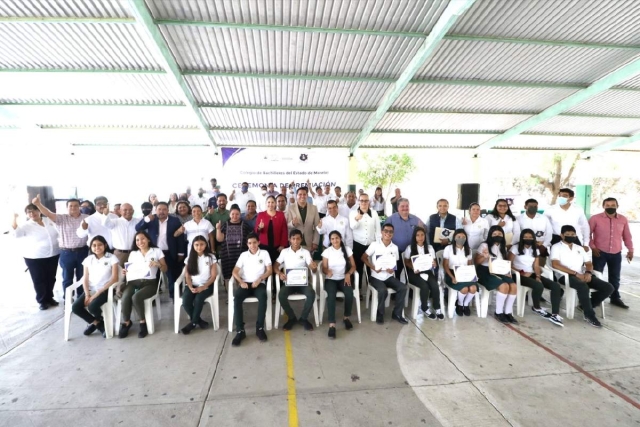 Autoridades reconocieron a estudiantes del Cobaem, ganadores en el concurso de ciencias. Uno de ellos se encuentra actualmente en Eslovenia, para participar en la olimpiada europea de física.