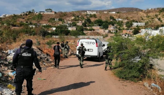 Tiran un cadáver maniatado en un camino de terracería