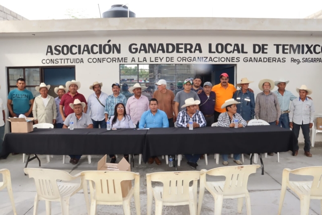 Temixco: Autoridades entregan botiquines de uso veterinario a ganaderos