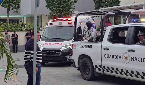 Elementos de diversas corporaciones resguardaron el hospital donde estuvo internado el funcionario.