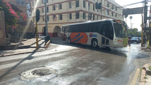 Hundimiento de coladera en avenida Morelos