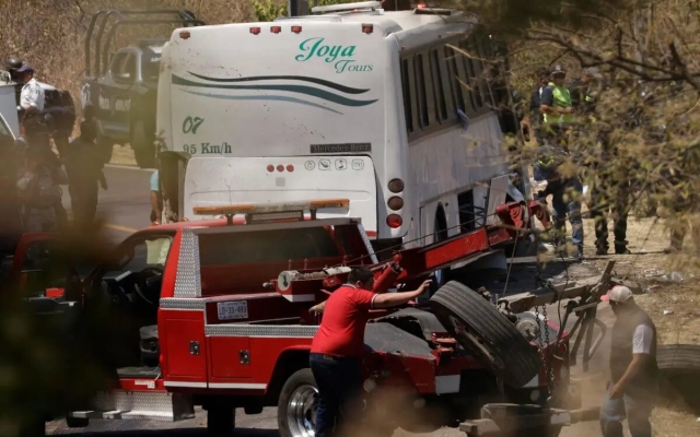 Volcadura de autobús con peregrinos deja 18 muertos en Malinalco