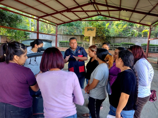 Llevan taller de mecánica automotriz a mujeres de Xochitlán