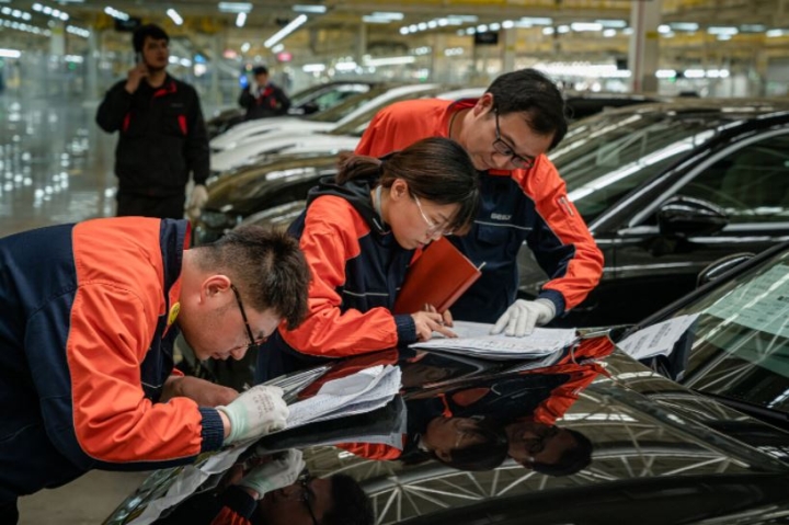 China ya domina la producción de smartphones y ahora va por los autos eléctricos