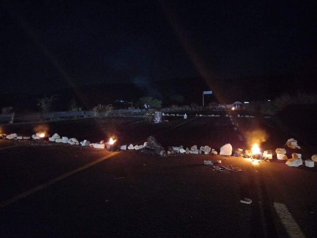 Las personas que están en el plantón se dijeron en alerta porque presuntamente ya han recibido amenazas de muerte. No obstante, aseguraron que se mantendrán en el bloqueo hasta que haya una respuesta.