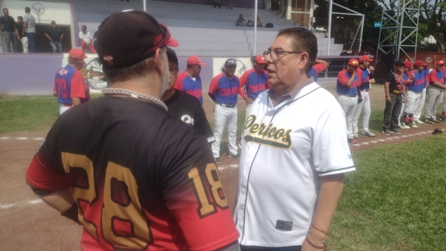 Lanza Víctor Mercado la primera bola en final de Liga de Veteranos de Béisbol