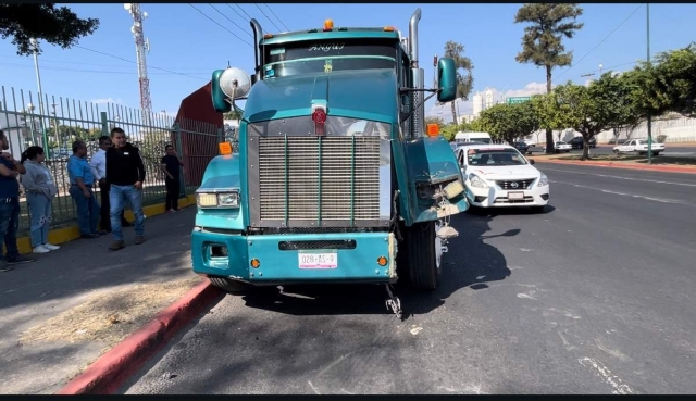 La falta de precaución provocó que un camión de carga de los denominados “torton” se impactara contra un árbol sobre el bulevar Cuauhnáhuac, en la colonia Vicente Estrada Cajigal de Cuernavaca.