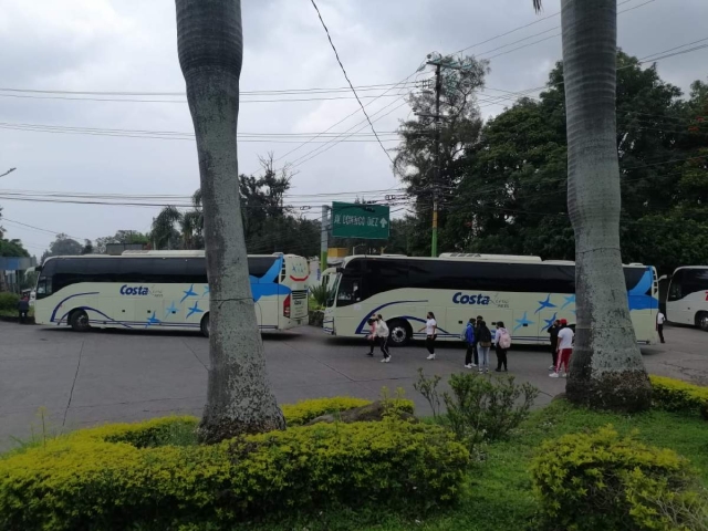 Estudiantes del plantel de Amilcingo y de escuelas Normales de otros estados se manifestaron este martes en la Paloma de la Paz y en calles del Centro de Cuernavaca. 