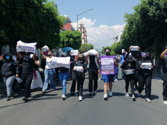 Marchan estudiantes de UAEM en el centro de Cuernavaca; exigen justicia en los casos de Kimberly Joselin y Karol