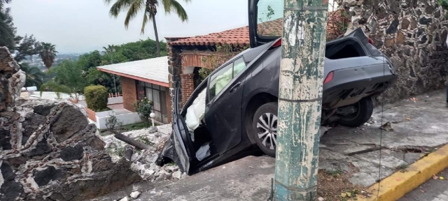 El auto resultó con severos daños.