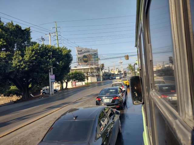 Fluido tr&aacute;nsito de veh&iacute;culos en principales avenidas de Cuernavaca, este primero de enero