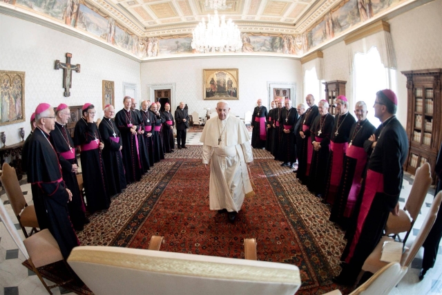 Papa Francisco expresa &quot;vergüenza&quot; por pederastia en iglesia de Francia.