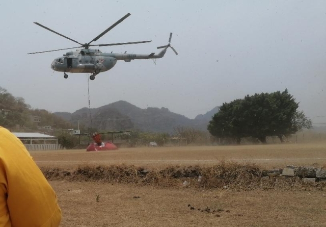 Sobrevuelos de aeronave MI-17 de Sedena para atender incendio forestal