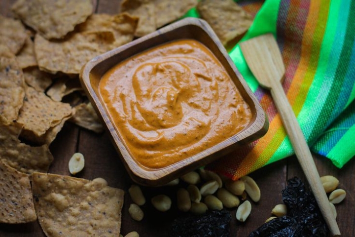 Aprende a preparar una rica salsa de chipotle con cacahuates
