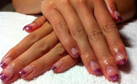 Las uñas glass french: la tendencia elegante y futurista del 2025