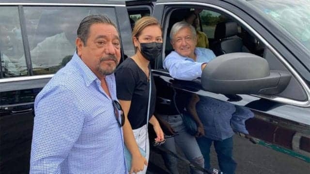 Félix Salgado Macedonio saluda a AMLO en gira por Guerrero.