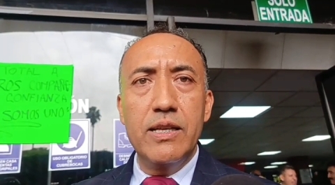 La secretaria de Educación, Karla Herrera, dio posesión al nuevo director del IEBEM, Raúl Aguirre, la mañana de ayer ante trabajadores del Instituto. 