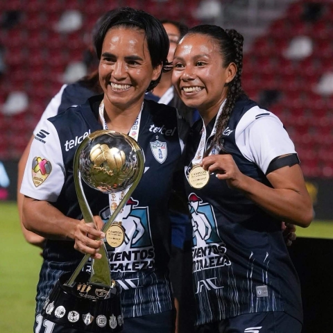 Mónica Ocampo y Karla Nieto con el trofeo de Campeón de Campeones de la Liga MX Femenil.