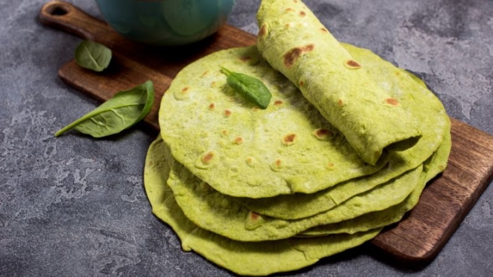 Así puedes hacer una ricas y sencillas tortillas de harina y espinacas