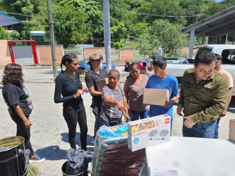 Brindan apoyo a familias afectadas por derrumbe en Huajintlán