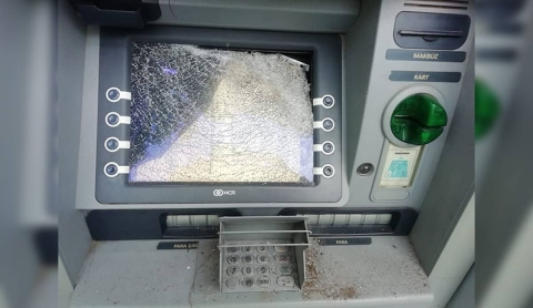 Una indigente causó daños en dos cajeros automáticos