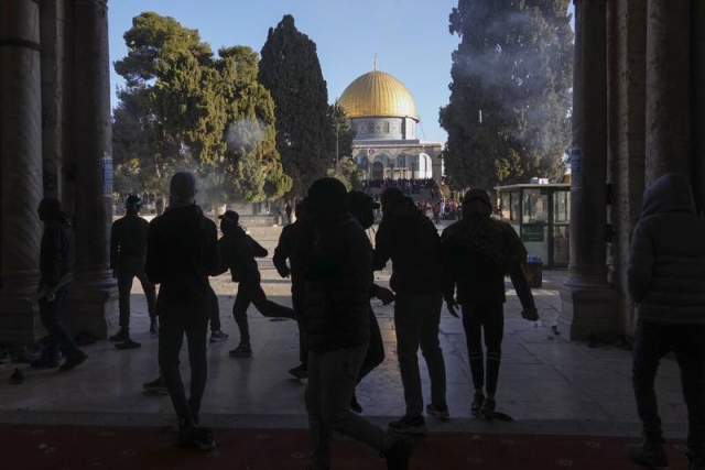 Enfrentamiento entre palestinos y policía israelí en mezquita de Jerusalén deja 152 heridos