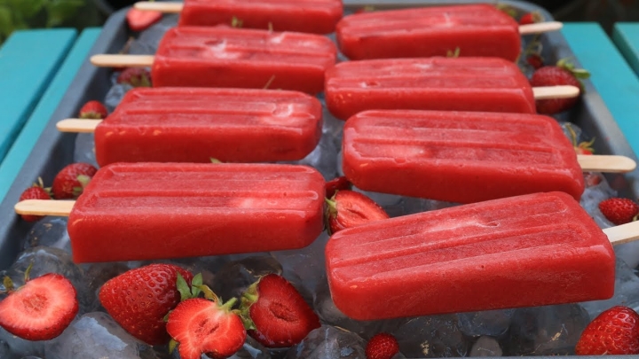 Refresca tus días con paletas heladas de fresas y chamoy