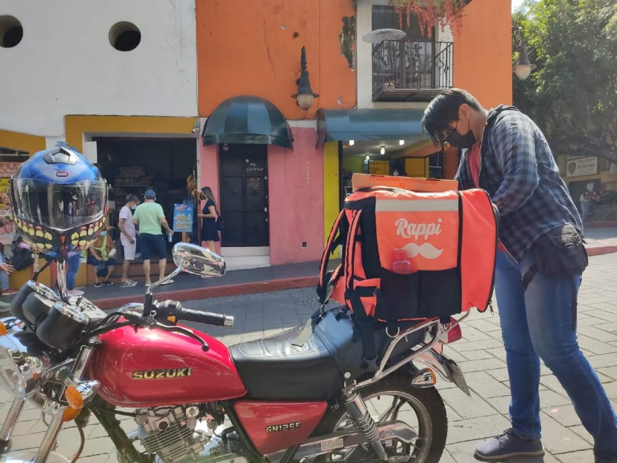 Es bombero voluntario y repartidor de comida